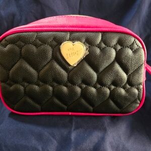 💓NWOT💓Betsey Johnson Quilted Heart Cosmetic Case - Black and Pink
